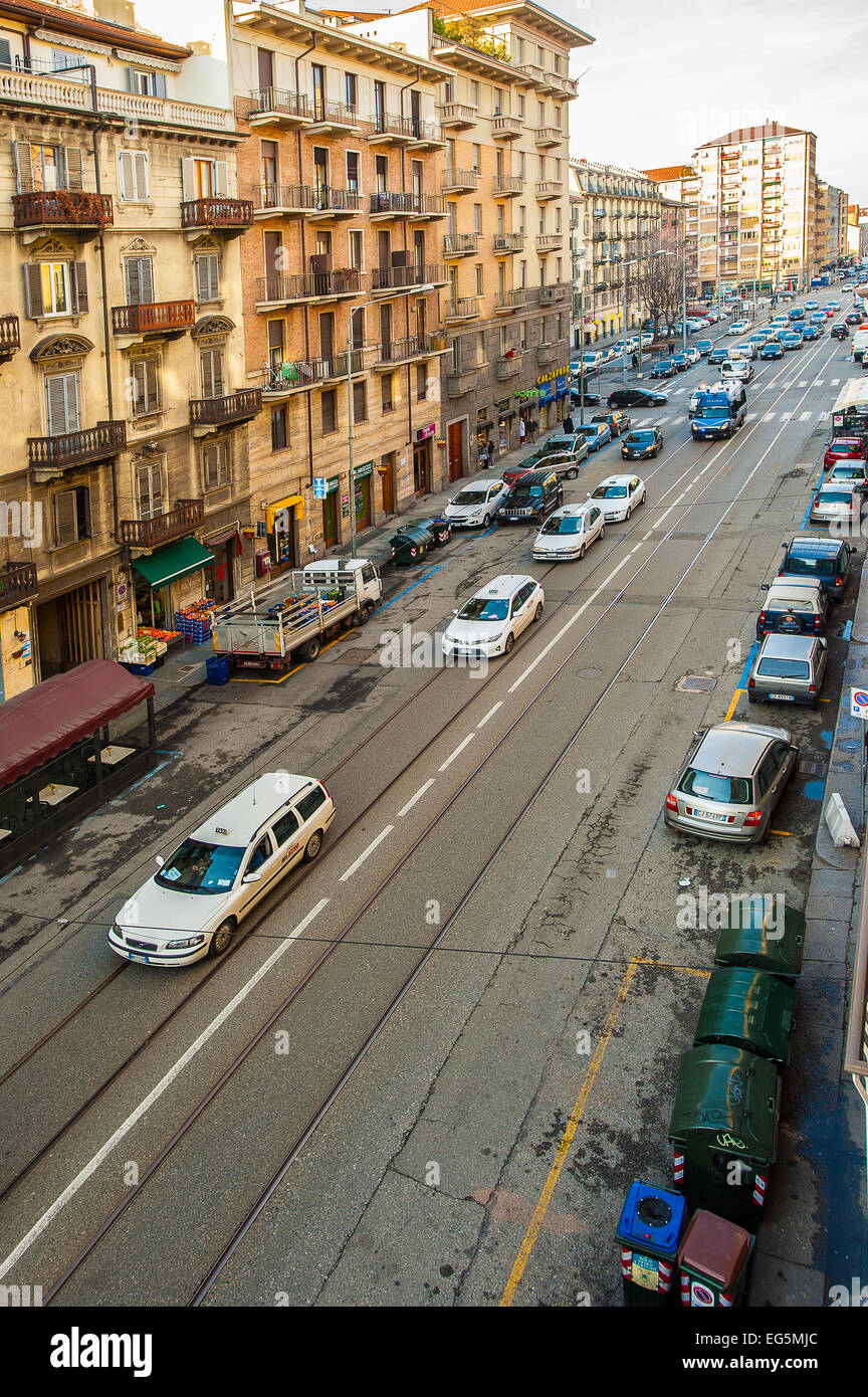 Torino, Italia. 17 Febbraio, 2015. Marcia di protesta dei taxi in Via Nizza, a torino, Italia circa 700 arrabbiato i tassisti hanno marciato questa mattina in parata nel centro della città per protestare contro la Uber, la multinazionale globale che ha introduct in tutto il mondo l'applicazione 'UberPop' (che si trasforma in taxi a chiunque con un auto e ridotto i prezzi di trasporto). La protesta è poi proseguita attraverso le strade della città, dove i tassisti hanno marciato via Nizza, honk e rallentamento della circolazione. Credito: Davvero Facile Star/Alamy Live News Foto Stock