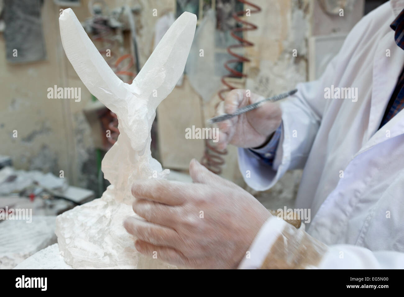 Artista scultura di alabastro, Volterra, Italia Foto Stock