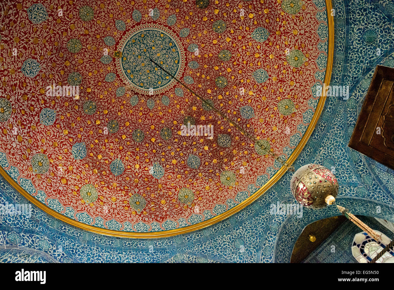Palazzo Topkapi soffitto del chiosco di Baghdad Istanbul Turchia // ISTANBUL, Turchia — il Padiglione di Baghdad (o chiosco di Baghdad) è stato costruito per commemorare la campagna di Baghdad del sultano Murad IV dopo il 1638. Con le sue piastrelle risalenti al XVII secolo, armadi decorati con madreperla, conchiglie di tartaruga e pannelli di finestre, questo padiglione è uno degli ultimi esempi di architettura classica del palazzo. Dalla metà del XVIII secolo in poi, l'edificio fu utilizzato come Biblioteca della camera privata. Su una penisola che si affaccia sia sullo stretto del Bosforo che sul Corno d'Oro, il Palazzo Topkapi era la residenza principale del Foto Stock