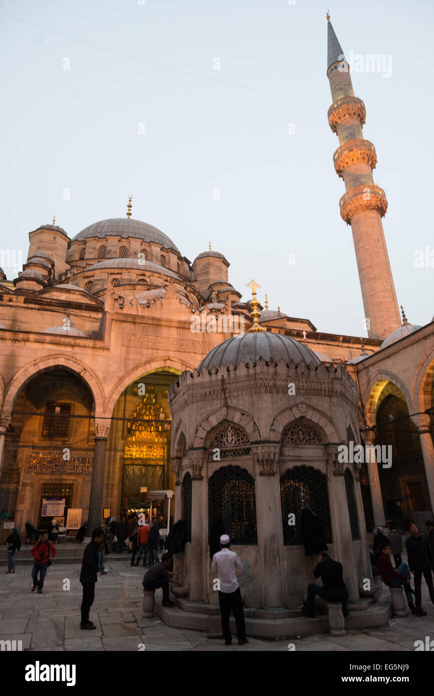ISTANBUL, Turchia — il cortile della Nuova Moschea (Yeni Cami) a Istanbul. Situato nel trafficato quartiere Eminonu di Istanbul, all'estremità meridionale del Ponte Galata, la Nuova Moschea (o Yeni Cami) risale al 1665. La sua grande sala di preghiera è decorata nel caratteristico stile imperiale ottomano. Foto Stock