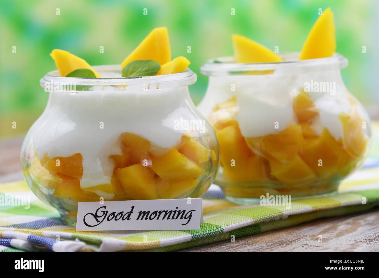 Buona mattina con un sano yogurt e mango prima colazione Foto Stock
