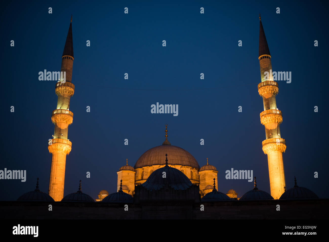 ISTANBUL, Turchia — situata nel trafficato quartiere Eminonu di Istanbul, all'estremità meridionale del Ponte Galata, la Nuova Moschea (o Yeni Cami) risale al 1665. La sua grande sala di preghiera è decorata nel caratteristico stile imperiale ottomano. Foto Stock