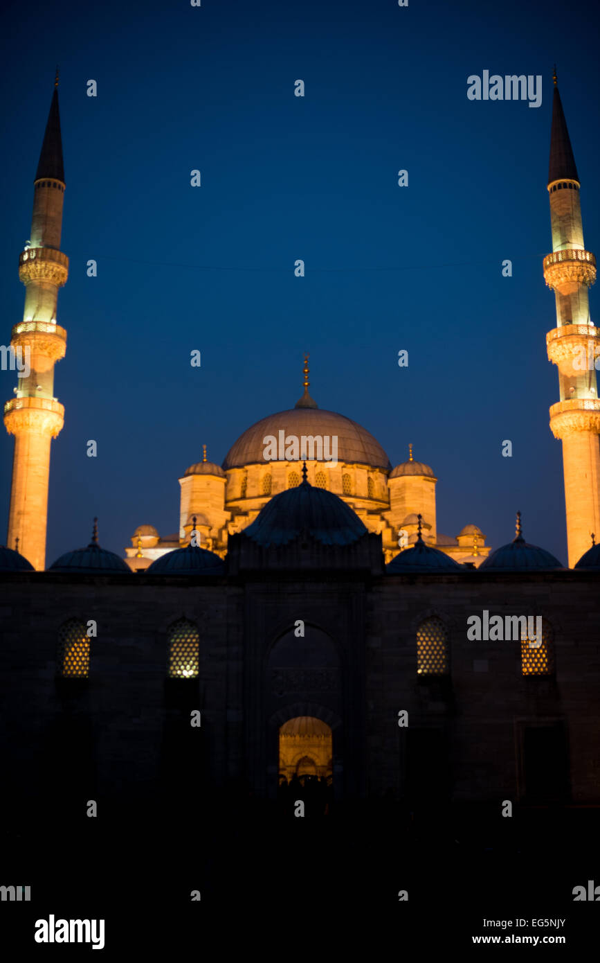 ISTANBUL, Turchia — situata nel trafficato quartiere Eminonu di Istanbul, all'estremità meridionale del Ponte Galata, la Nuova Moschea (o Yeni Cami) risale al 1665. La sua grande sala di preghiera è decorata nel caratteristico stile imperiale ottomano. Foto Stock