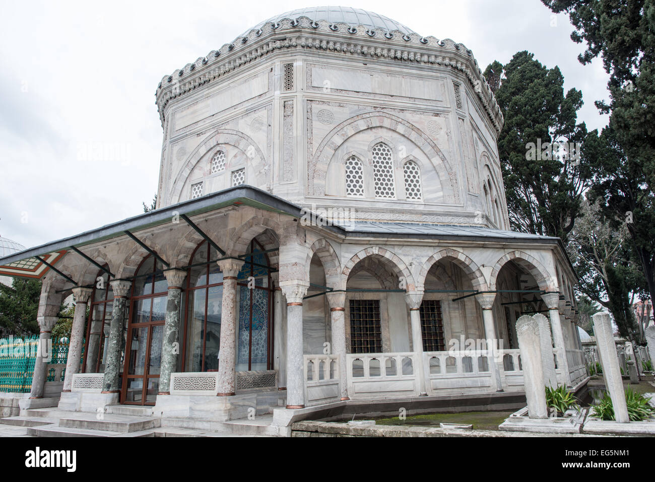 ISTANBUL, Turchia / Türkiye — le tombe del sultano Solimano i, di sua moglie Hürrem Sultan (Roxelana) e della loro figlia Mihrimah Sultan nel giardino della Moschea di Solimano a Istanbul. Questi mausolei reali ottomani (türbe) rappresentano la classica architettura funeraria islamica del XVI secolo. Il complesso della moschea, completato nel 1558, si erge come la moschea più importante di Istanbul, commemorando il regno di Solimano il magnifico (1520-1566). Foto Stock