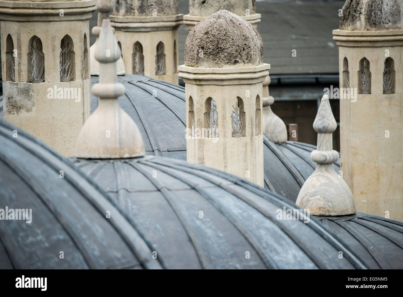 ISTANBUL, Turchia / Türkiye - tetti a cupola adiacenti alla Moschea Suleymaniye che si affaccia sulla città di Istanbul verso Beyoglu. Dedicata a Solimano il magnifico (o Solimano i), il sultano ottomano più a lungo regnante (1520-1566), la moschea di Süleymaniye si erge in modo prominente sulla terza collina di Istanbul ed è considerata la moschea più importante della città. Fu completata nel 1558. Foto Stock