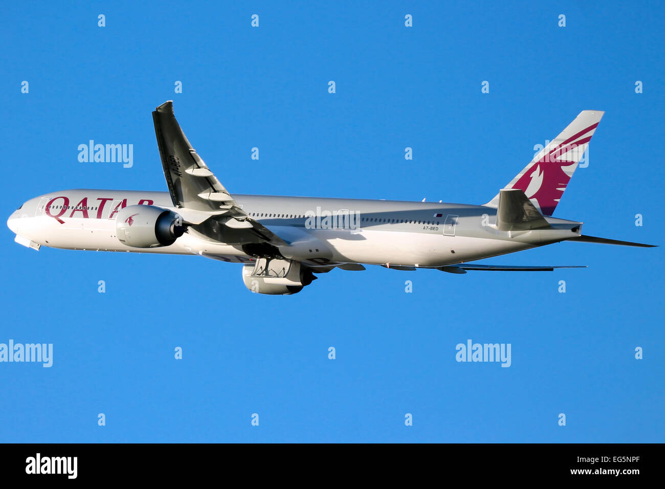 Qatar Airways Boeing 777-300 si arrampica lontano dalla pista 27L all'aeroporto di Londra Heathrow. Foto Stock