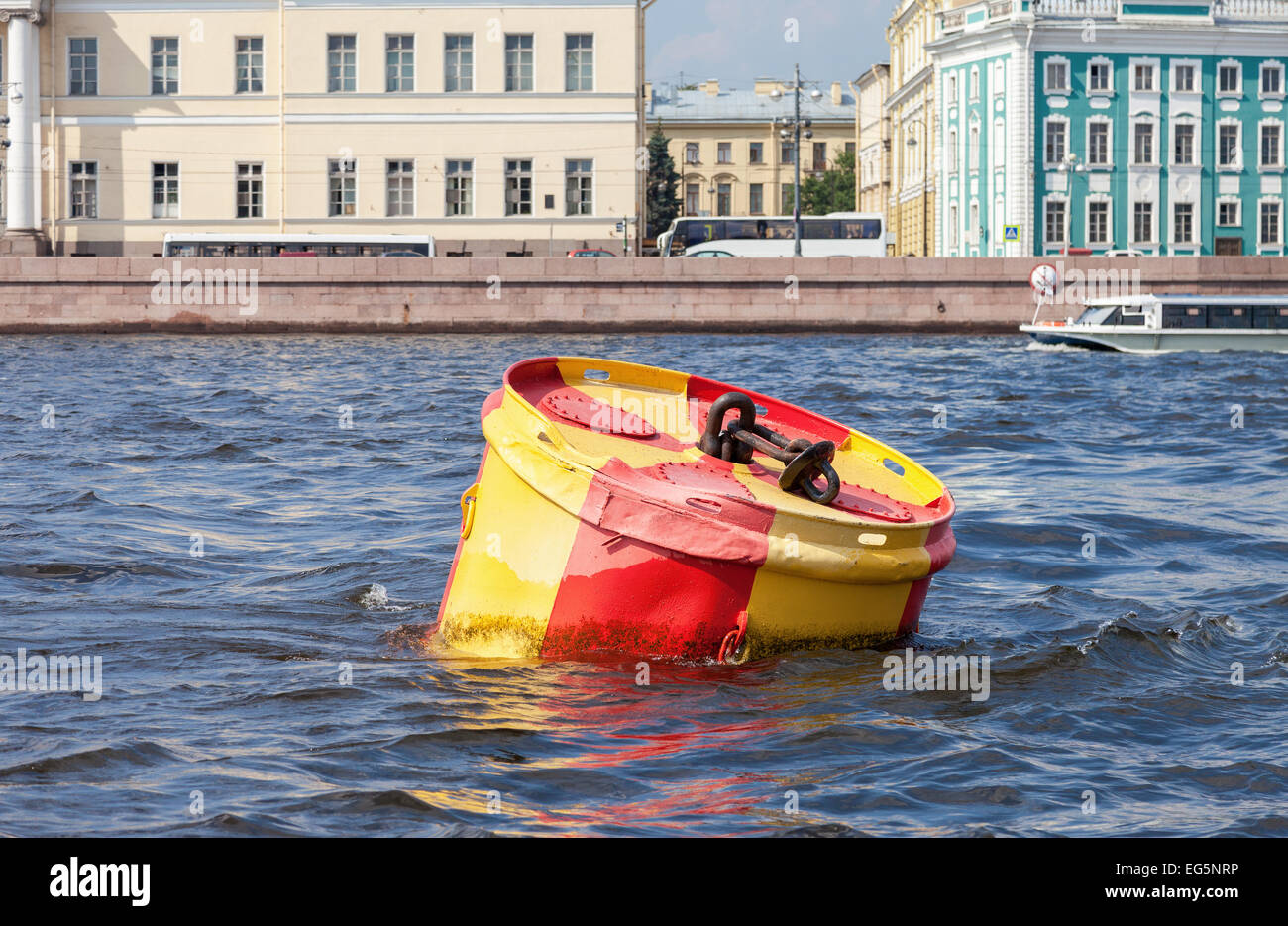 Boa di ancoraggio presso il fiume Neva a San Pietroburgo, Russia Foto Stock