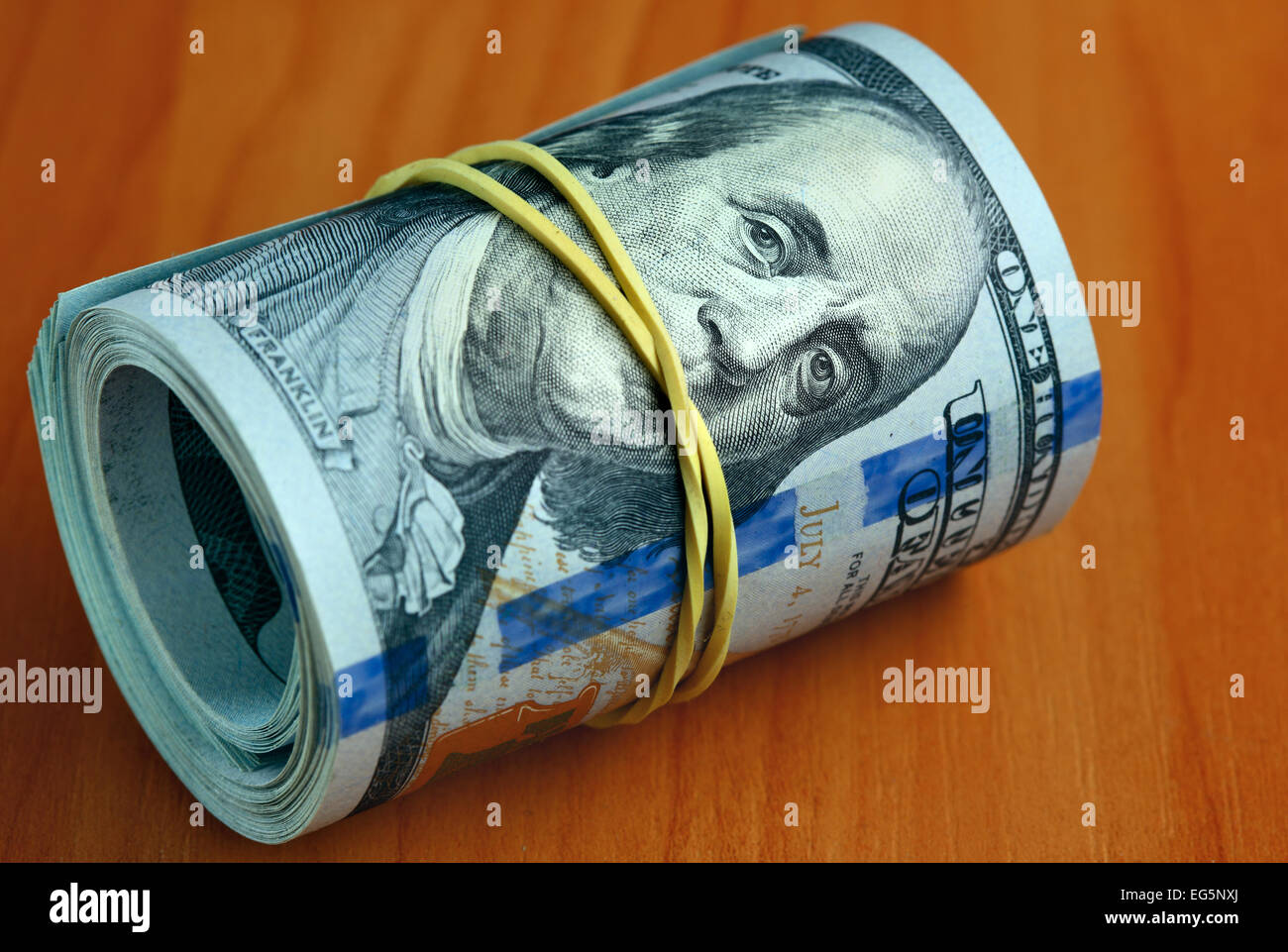 Rotolo di fatture del dollaro su un tavolo - denaro mantenere silenzioso concetto Foto Stock