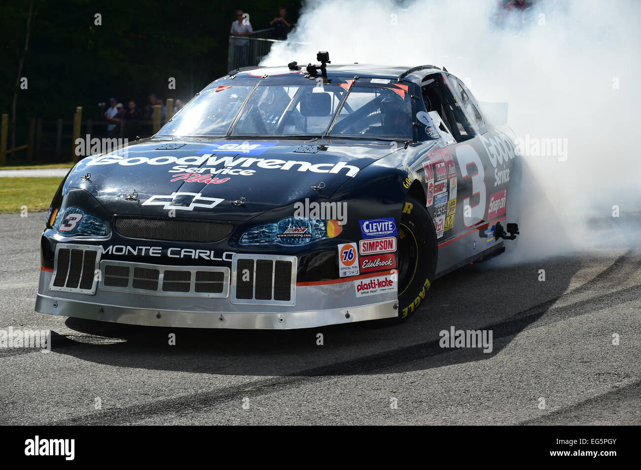 Kerry Earnhardt Chevrolet Monte Carlo pneumatico il fumo in cima paddock al 2014 Goodwood Festival della velocità Foto Stock