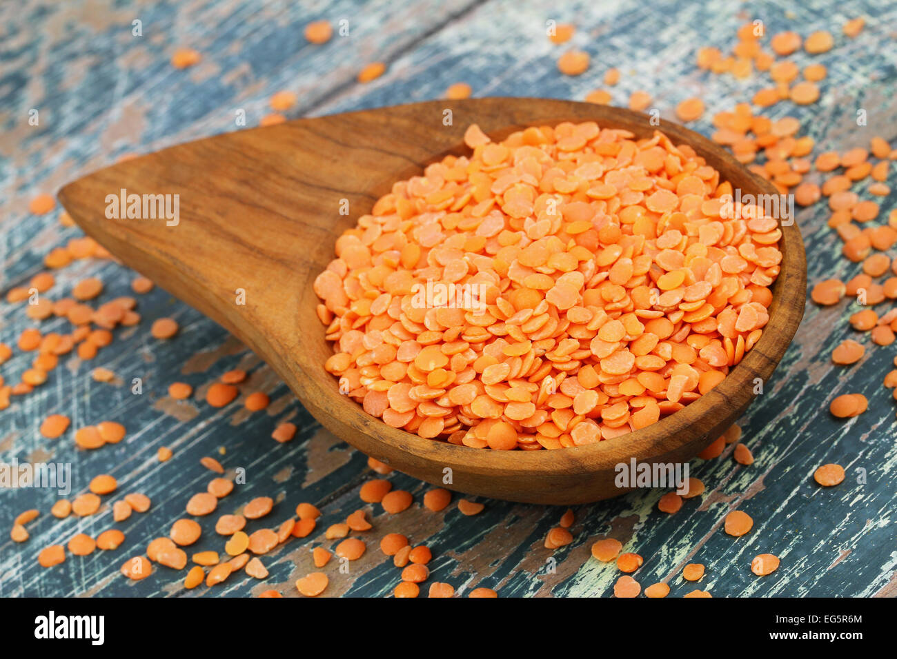 Non cotti di lenticchie rosse nel piatto di bambù, primo piano Foto Stock