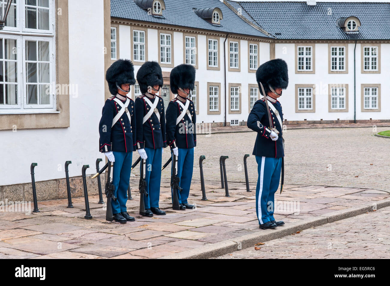 Guardia Reale modifica su Fredensborg palace al 6 agosto 2010 in Fredensborg, Danimarca. Foto Stock