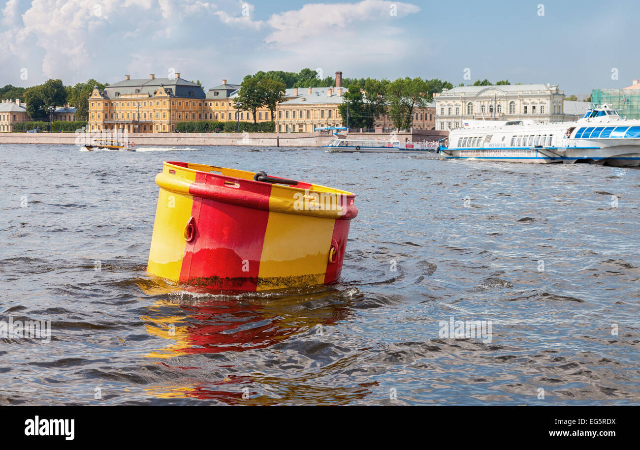 Boa di ancoraggio presso il fiume Neva in estate giornata di sole Foto Stock