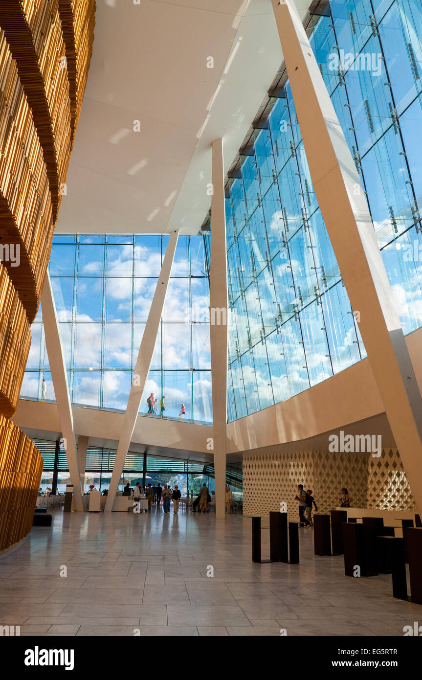 Le persone sono venuti ad ammirare il magnifico e moderno Teatro dell'Opera di Oslo a Oslo Foto Stock
