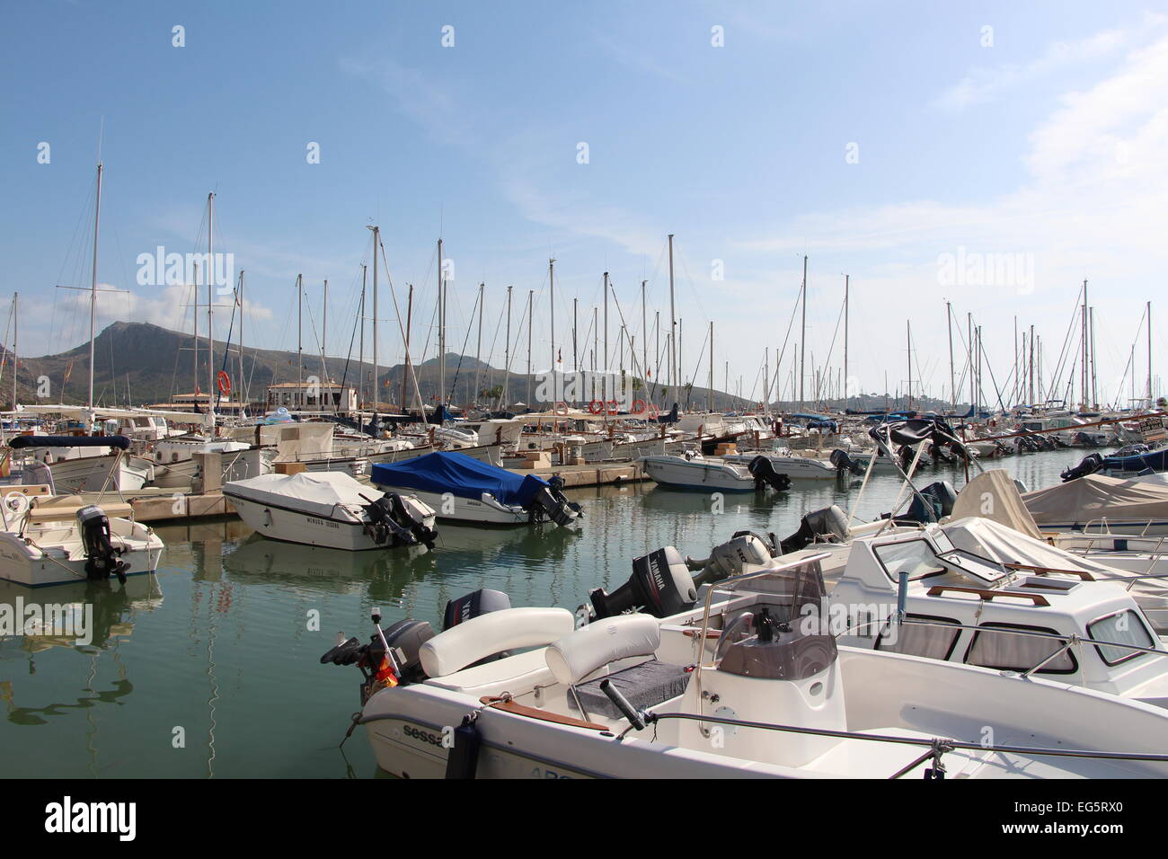 Gigantesco marina nella città spagnola Port de pollenca Foto Stock