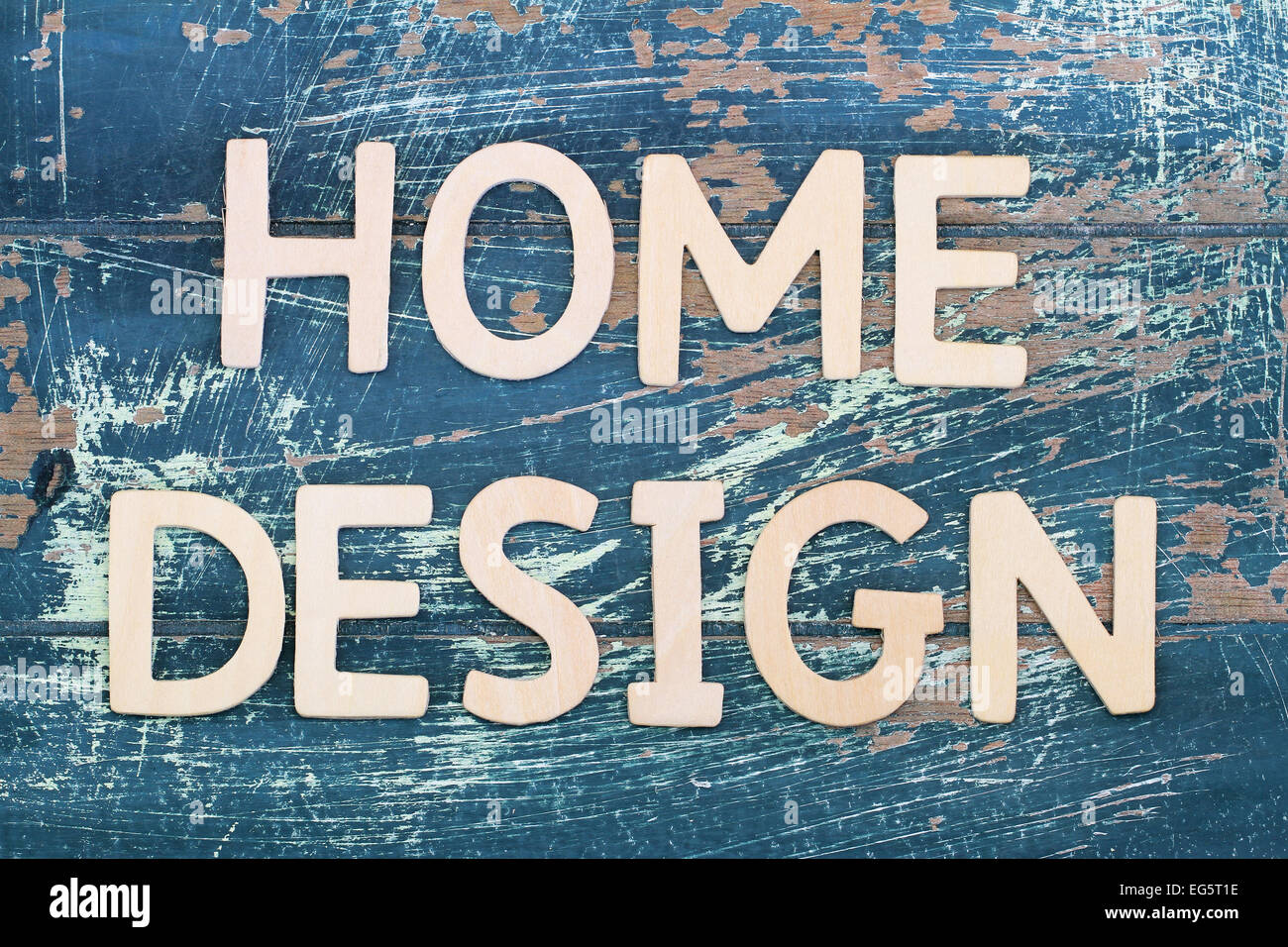 Home design scritto con lettere in legno su legno rustico Foto Stock