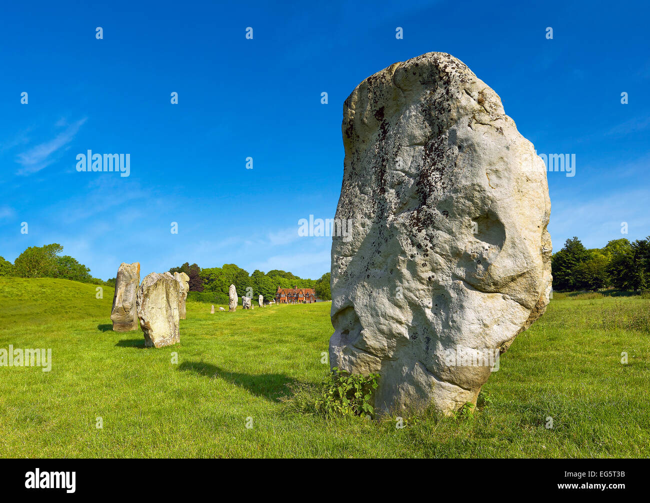Ad Avebury permanente del neolitico cerchio di pietra, il più grande in Inghilterra al tramonto, un sito Patrimonio Mondiale dell'UNESCO, Wiltshire, Inghilterra, Europa Foto Stock