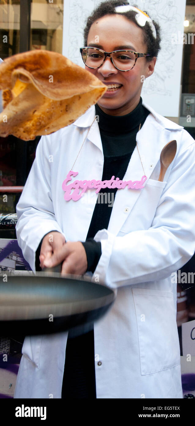 Martedì grasso pancake, gara organizzata da arti alternative in aiuto di Londra Air Ambulance. Malridotti Devine membro dell'equipaggio. Foto Stock