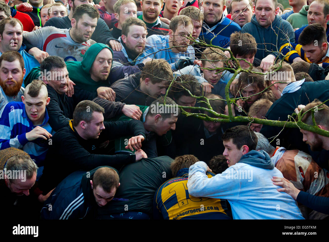 Ashbourne, Derbyshire, Regno Unito 17 Febbraio 2015 - i giocatori di prendere parte all'annuale Shrovetide Football Match in Ashbourne DERBYSHIRE REGNO UNITO. La partita coinvolge centinaia di giocatori e si svolge in tutta la città in due giorni. Foto Stock