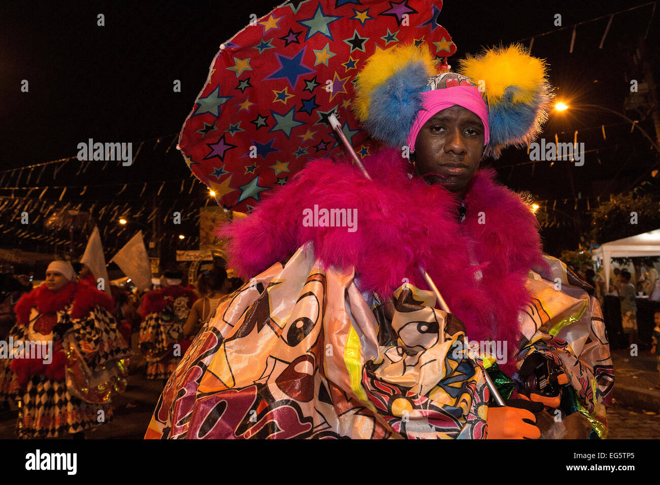 Rio De Janeiro, Brasile. Xvii Feb, 2015. Il carnevale di Rio de Janeiro è non solo circa il famoso Sambadrome parade. Nelle periferie della zona nord di Rio de Janeiro, il carnevale è governata dal bate bolas (noto anche come Clovis o sfera Bangers). Essi sono una miscele di bellezza, la stravaganza e terrore provocato dalle loro abitudini per colpire una vescica (stick legata a una sfera) sul terreno e le pareti, dove passano. La musica che si sente non è il tradizionale samba, ma il funk carioca. Sono tanti i gruppi e in molte occasioni la loro lotta tra di loro. Credito: ZUMA Press, Inc./Alamy Liv Foto Stock