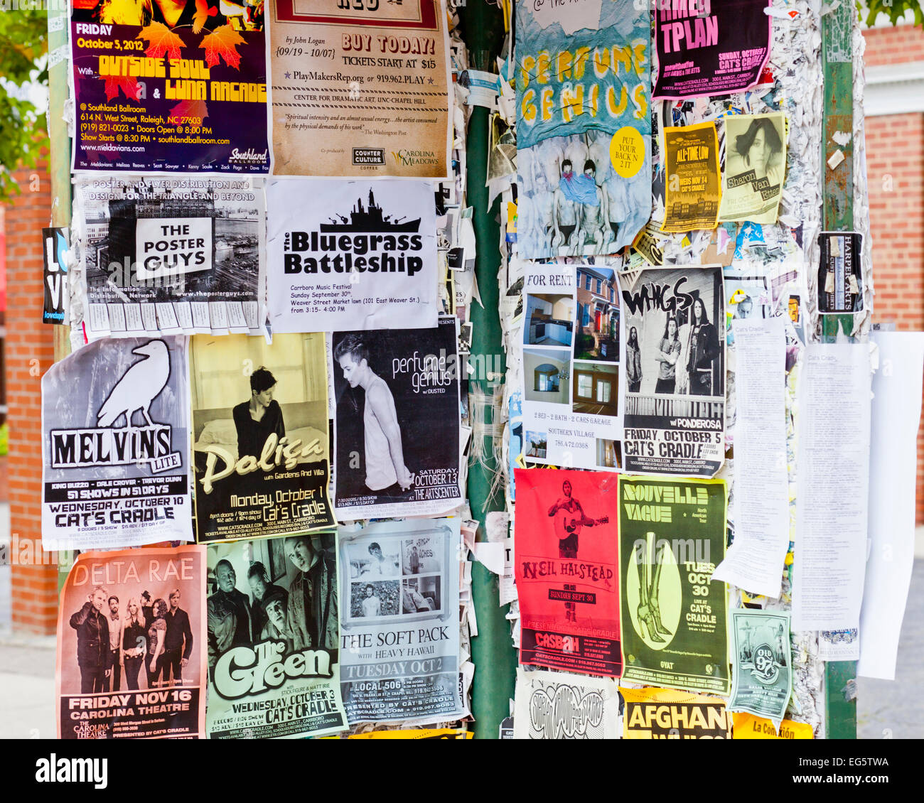 Volantini e manifesti su una bacheca di Chapel Hill nella Carolina del Nord Stati Uniti d'America Foto Stock
