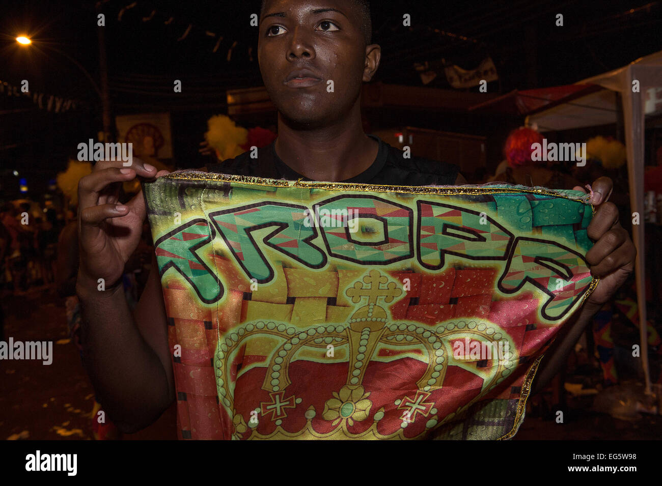 Rio De Janeiro, Brasile. Xvii Feb, 2015. Il carnevale di Rio de Janeiro è non solo circa il famoso Sambadrome parade. Nelle periferie della zona nord di Rio de Janeiro, il carnevale è governata dal bate bolas (noto anche come Clovis o sfera Bangers). Essi sono una miscele di bellezza, la stravaganza e terrore provocato dalle loro abitudini per colpire una vescica (stick legata a una sfera) sul terreno e le pareti, dove passano. La musica che si sente non è il tradizionale samba, ma il funk carioca. Sono tanti i gruppi e in molte occasioni la loro lotta tra di loro. Credito: ZUMA Press, Inc./Alamy Liv Foto Stock