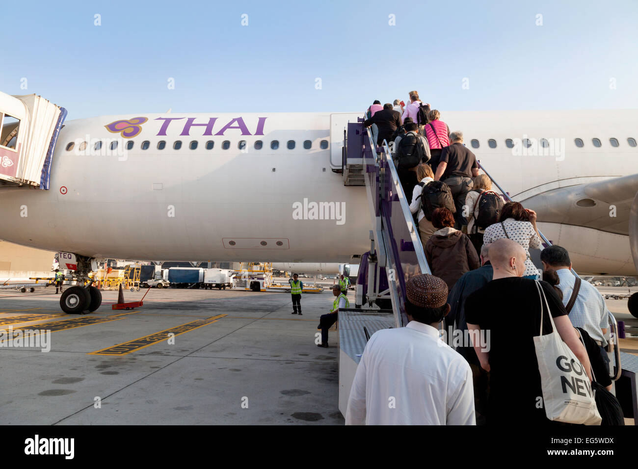 I passeggeri di salire a bordo di un Thai Airways piano internazionale all'Aeroporto Suvarnabhumi di Bangkok, Tailandia, Asia Foto Stock