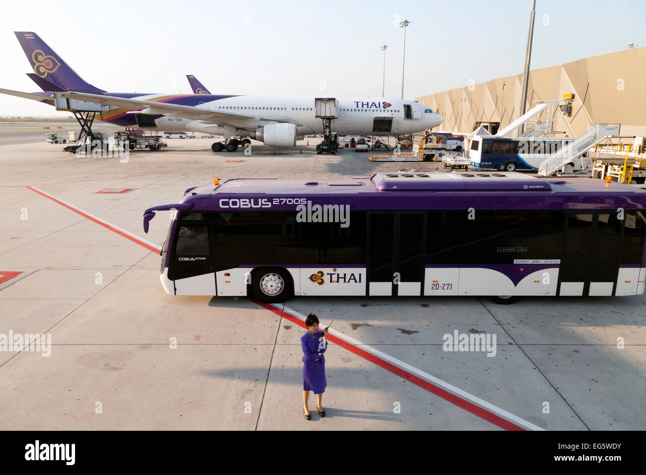 Thai Airways piano internazionale, bus e il personale su asfalto, dall'Aeroporto Suvarnabhumi di Bangkok, Tailandia Asia Foto Stock