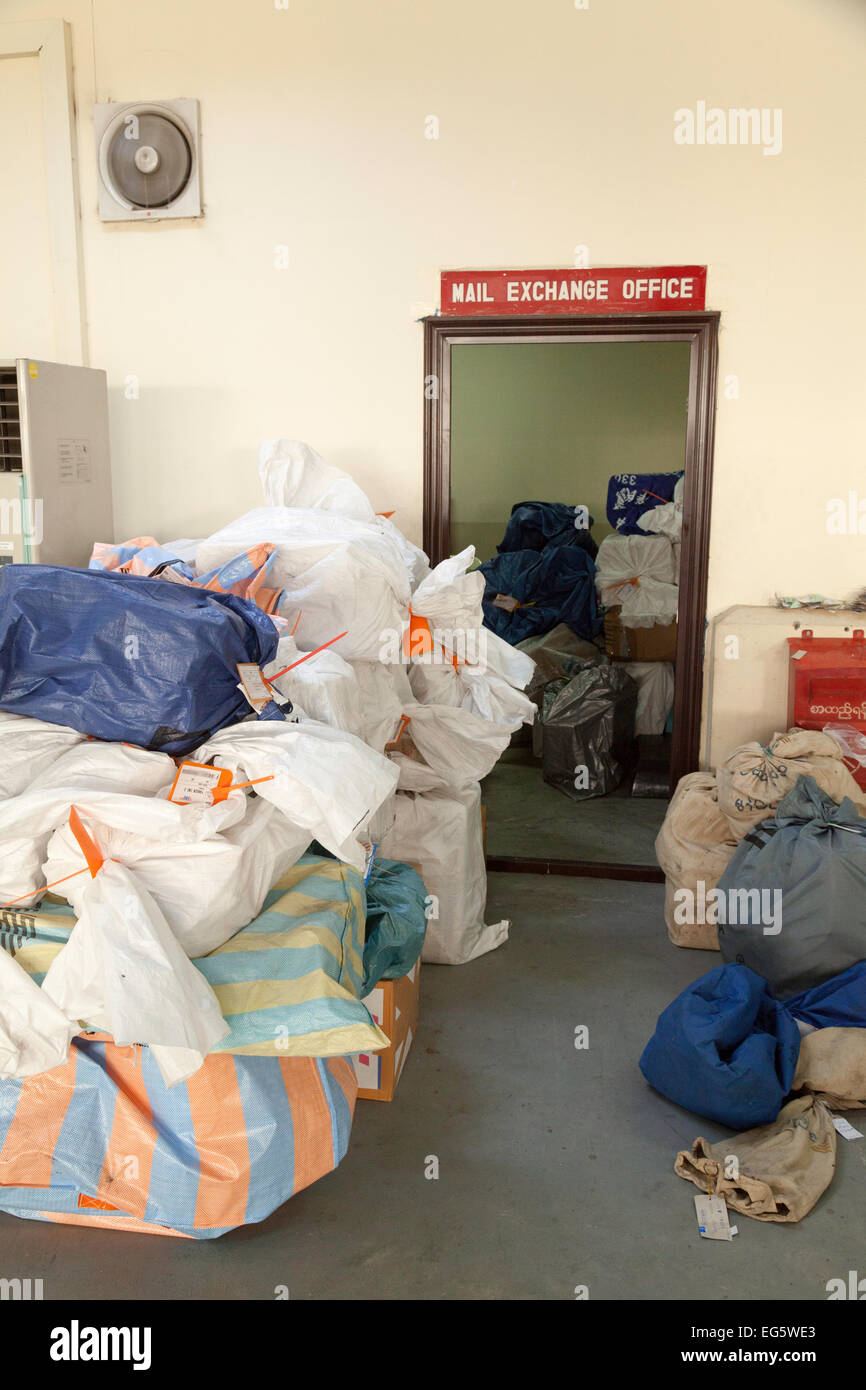 La posta elettronica Exchange office, Aeroporto di Yangon, Myanmar ( Birmania ), Asia Foto Stock