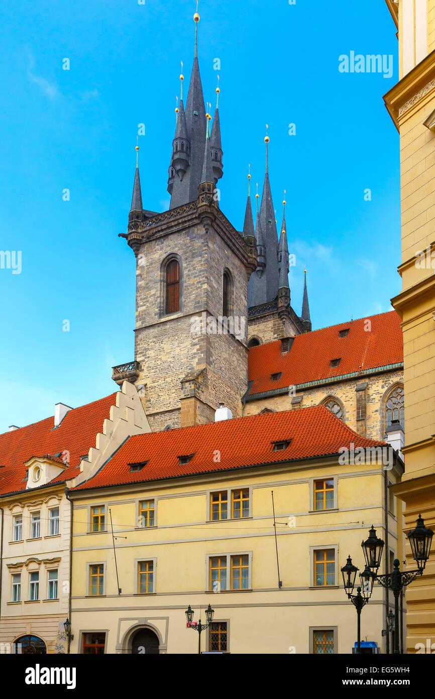 Casa con una torre sulla piazza della Città Vecchia, Repubblica Ceca Foto Stock