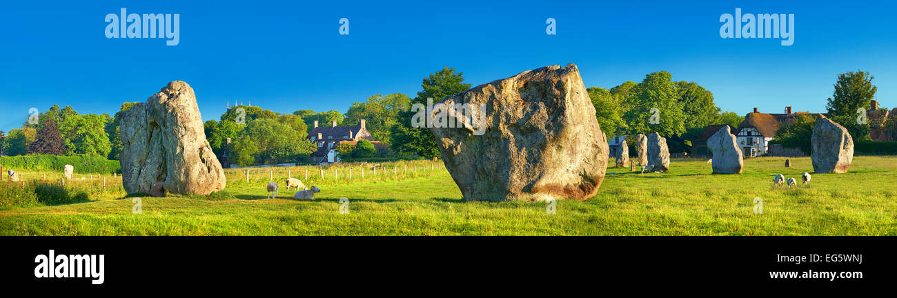 Ad Avebury permanente del neolitico cerchio di pietra, il più grande in Inghilterra al tramonto, un sito Patrimonio Mondiale dell'UNESCO, Wiltshire, Inghilterra, Europa Foto Stock