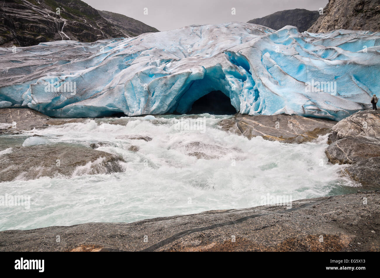Jostedalsbreen glacier e fiume glaciale in Norvegia - Fusione a causa del riscaldamento globale. Foto Stock