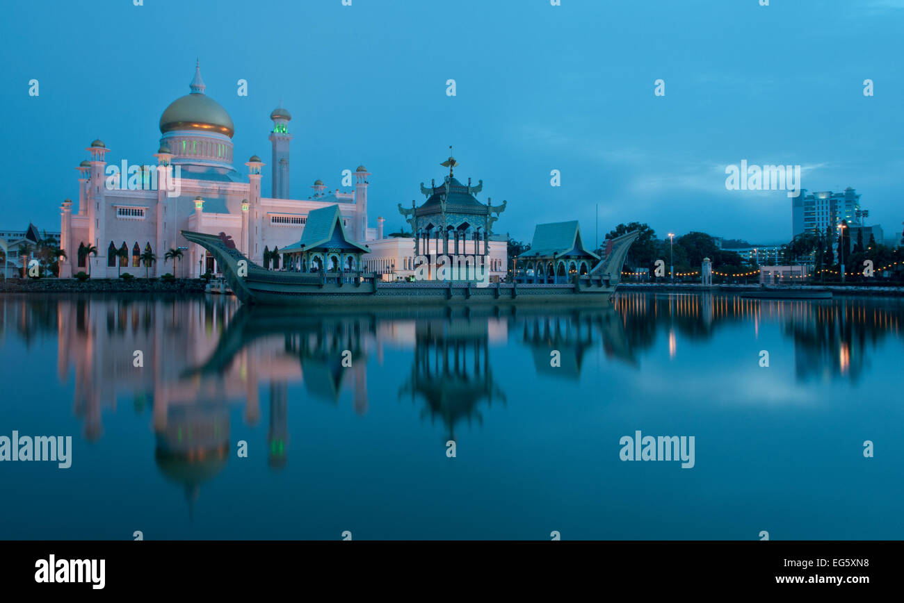 Il sultano Omar Ali Saifuddin Moschea, Bandar Seri Begawan, Brunei, Novembre 2013 Foto Stock