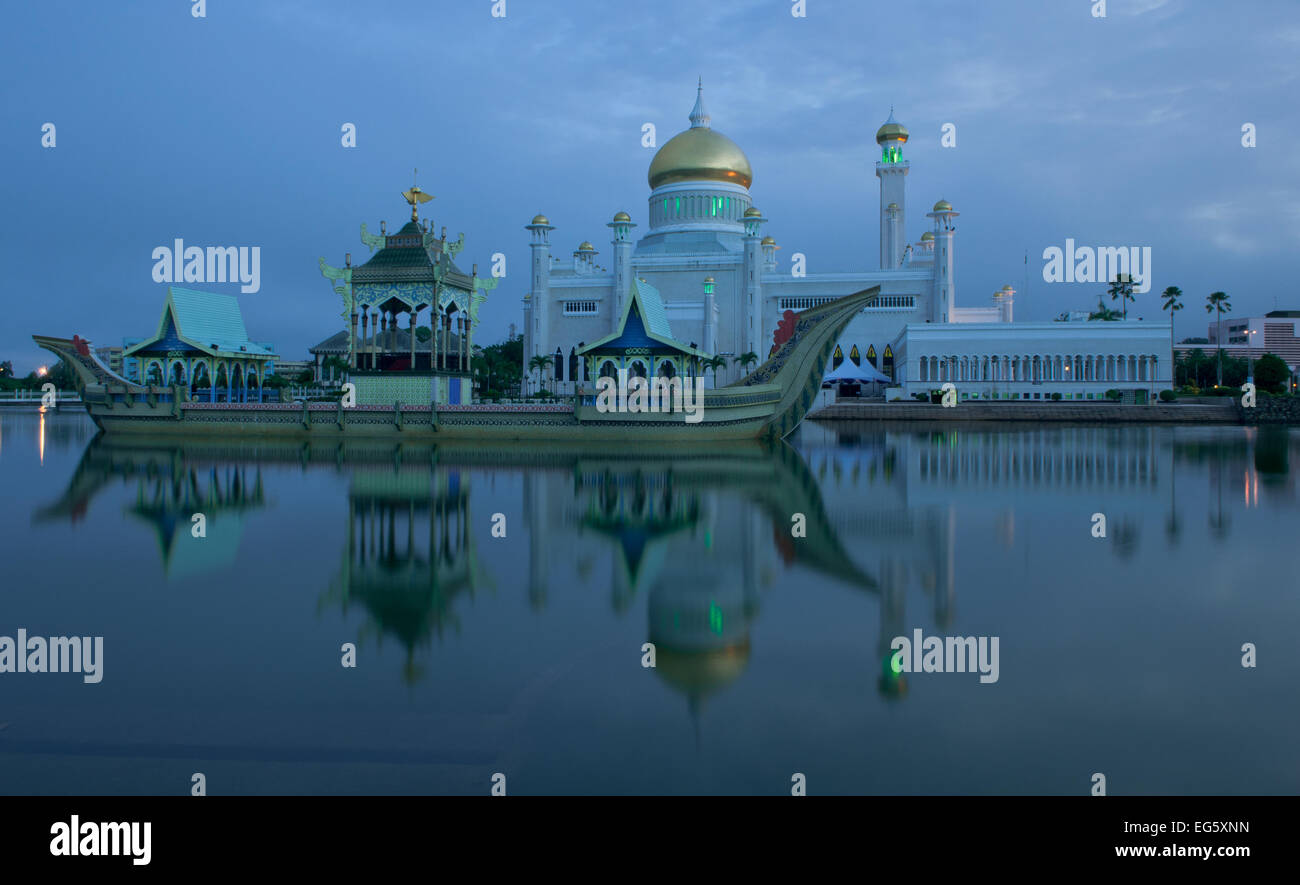 Il sultano Omar Ali Saifuddin Moschea, Bandar Seri Begawan, Brunei, Novembre 2013 Foto Stock