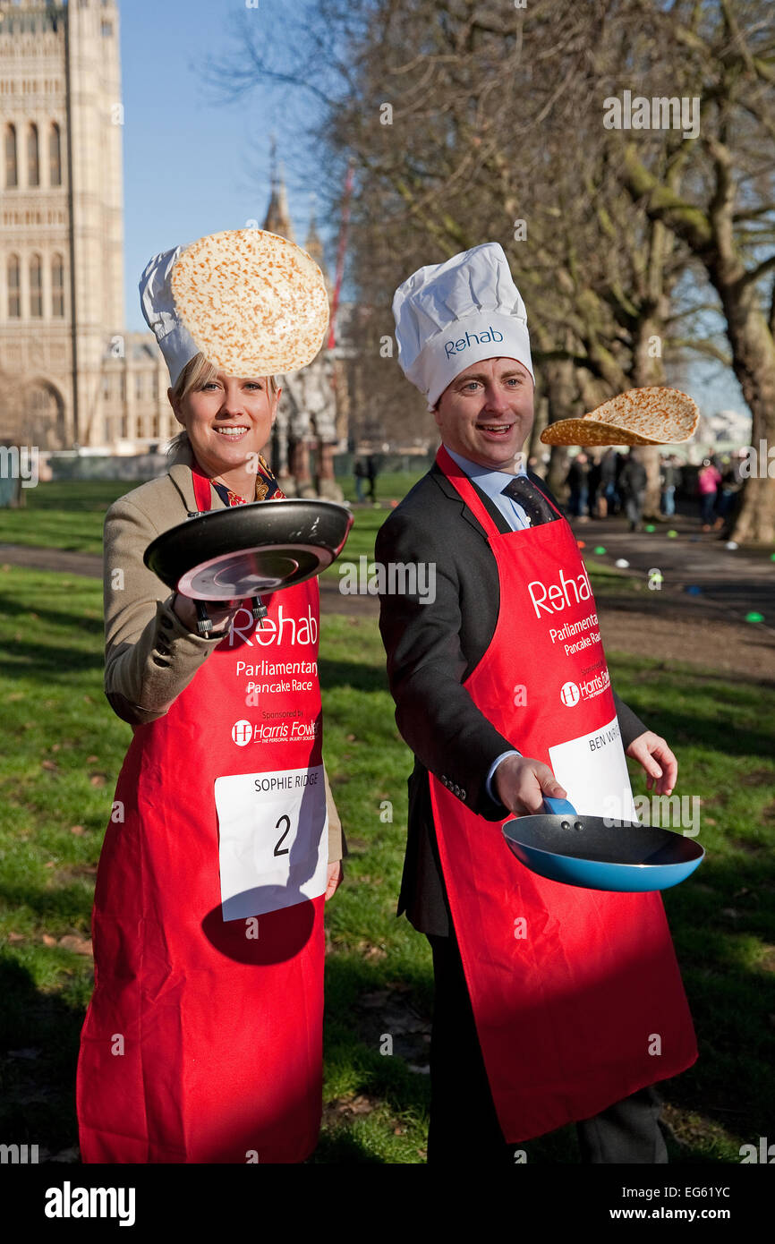 Sophie Ridge Sky news presenter e Ben Wright,BBC, flip un pancake prima della MPs,Pancake parlamentare gara 2015. Foto Stock