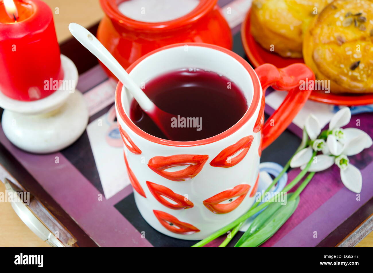 Labbro modellato tazza da tè e pane di mais su un vassoio, shot closeup Foto Stock