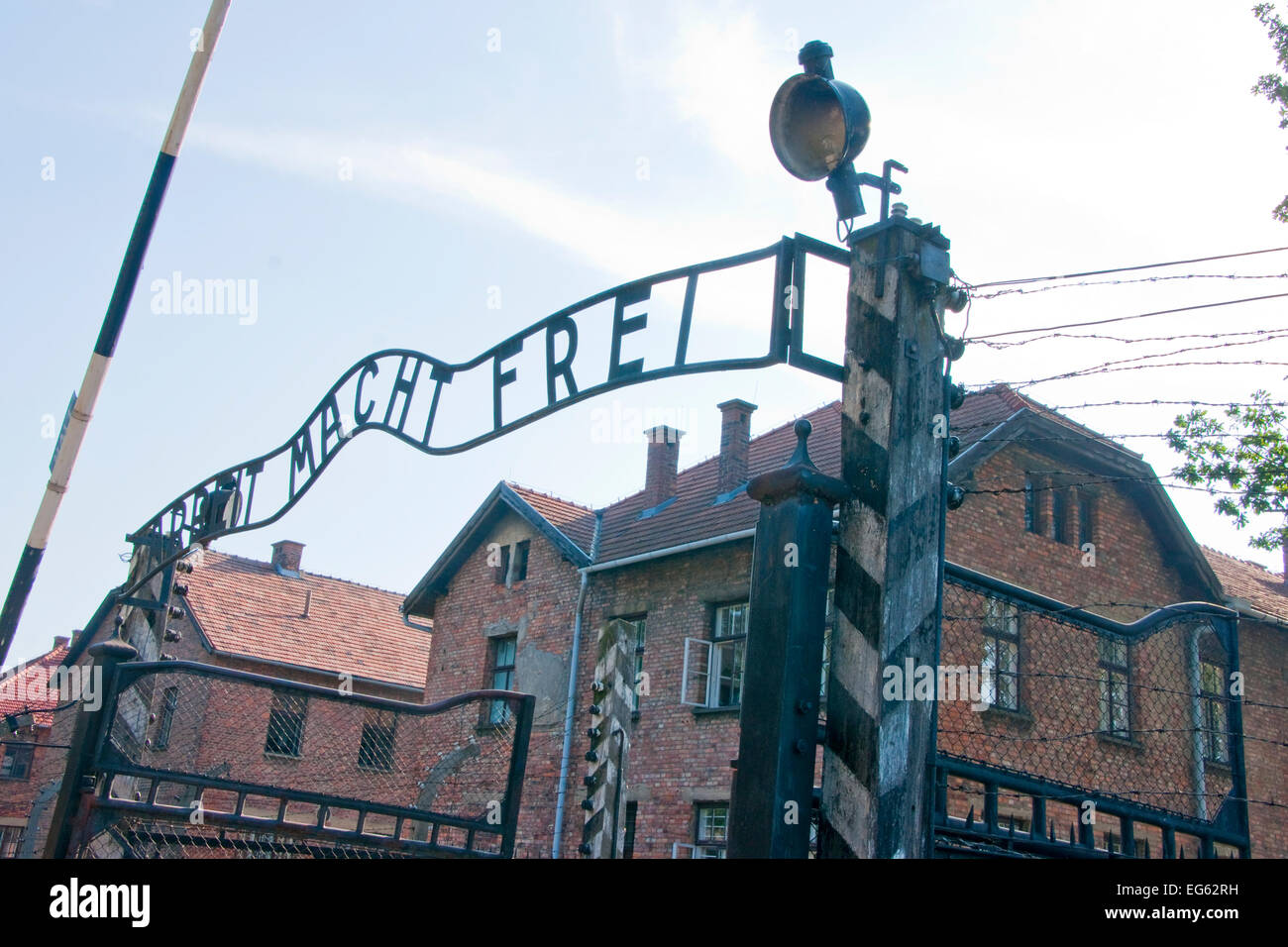 Gate al campo di concentramento di Auschwitz ad Auschwitz-Birkenau Memorial Museo di Stato. Foto Stock