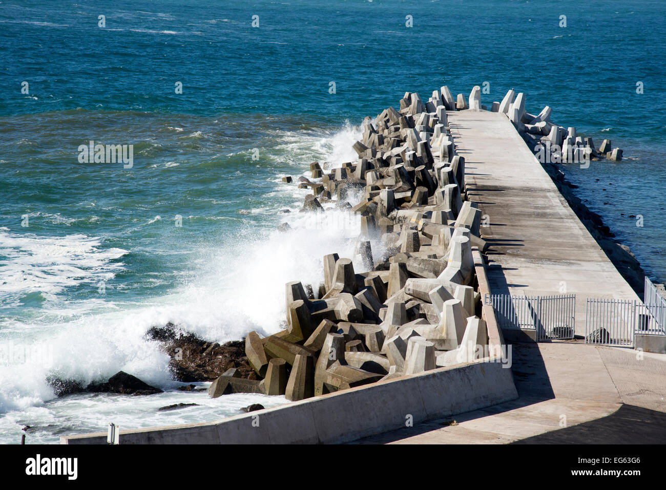 Parete di porto le difese di mare sulla costa occidentale del Sud Africa Oceano Atlantico Foto Stock
