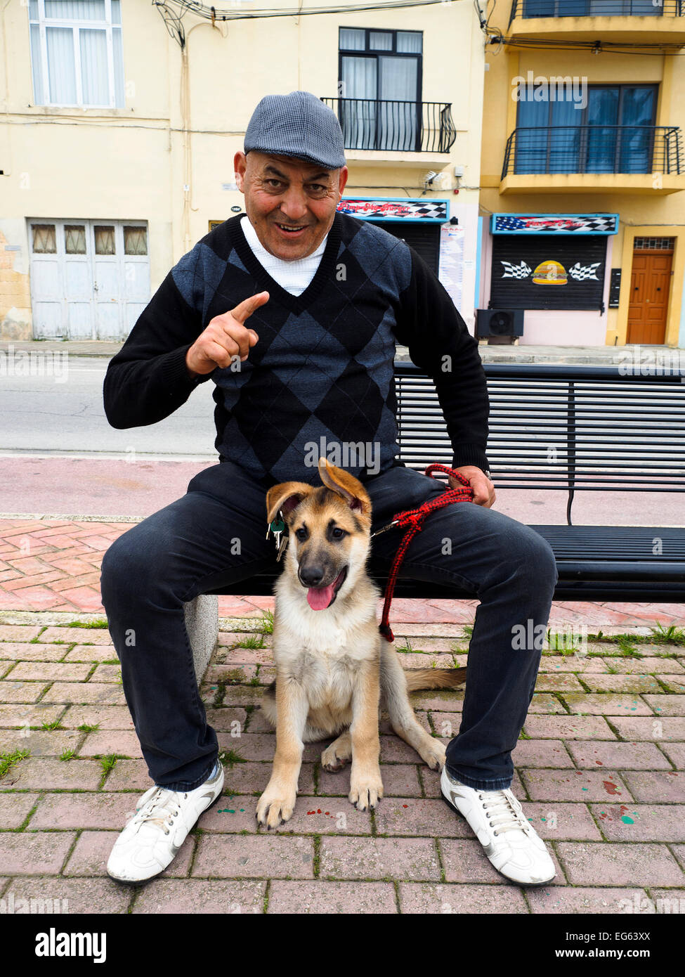 Uomo locale con il suo cane - Marsaskala, Malta Foto Stock