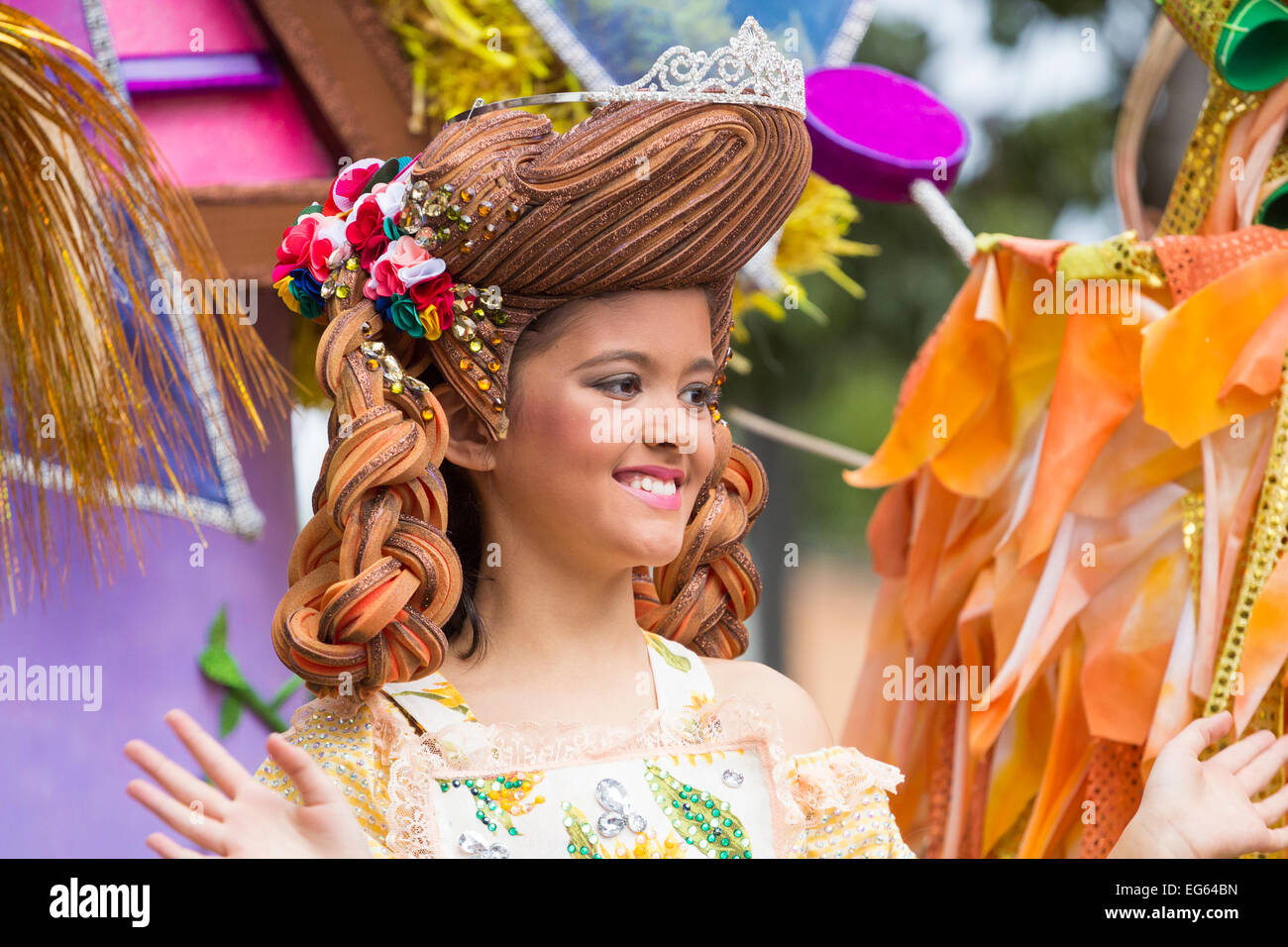 Las Palmas de Gran Canaria, Isole Canarie, Spagna. 17 Febbraio, 2015. Il primo posto nella Junior Carnival regina della concorrenza a Las Palmas carnevale a Gran Canaria come il mese lungo Carnevale entra nella sua terza settimana. Credito: ALANDAWSONPHOTOGRAPHY/Alamy Live News Foto Stock