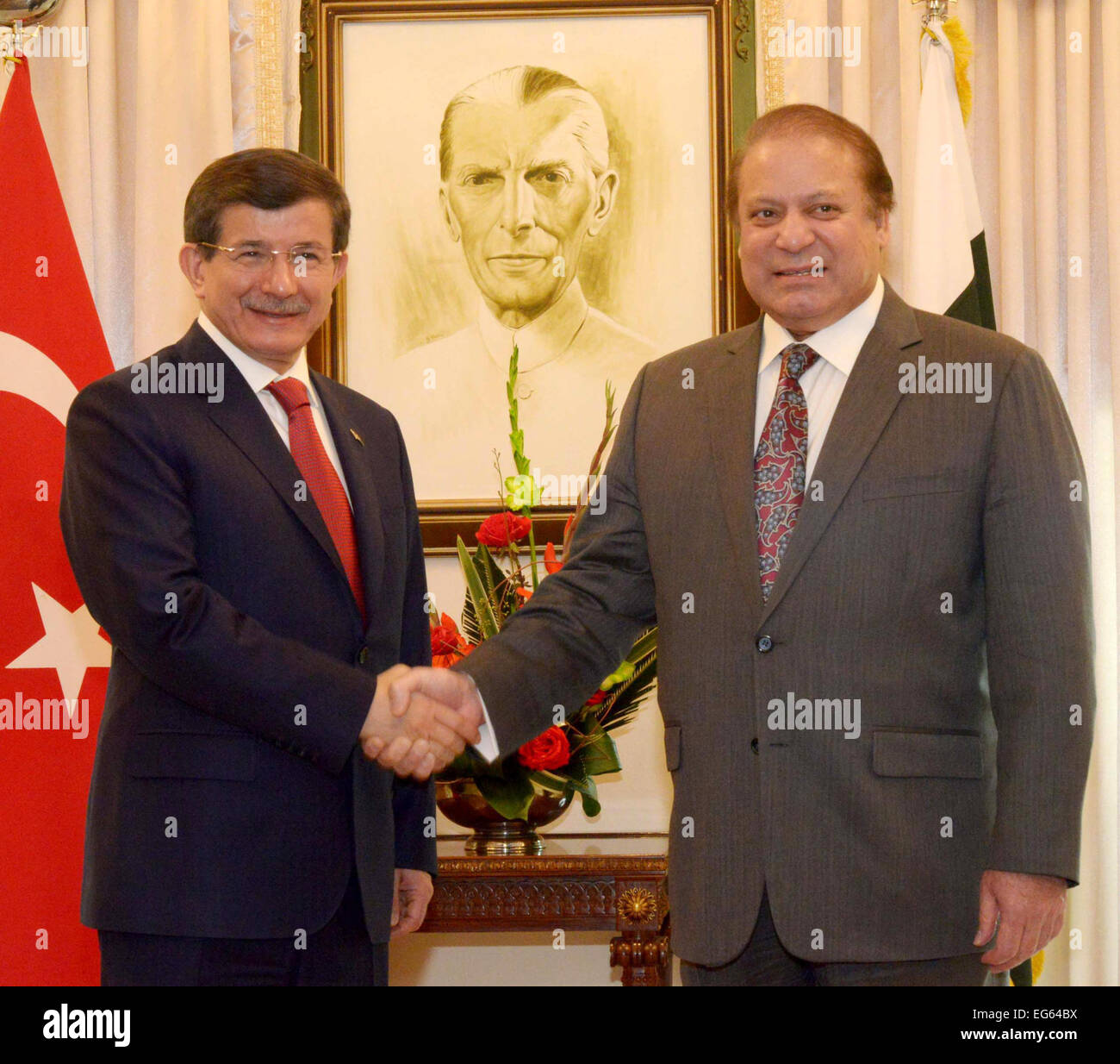 (150217) -- ISLAMABAD, Feb 17, 2015 (Xinhua) -- foto rilasciata dal Pakistan Stampa del Dipartimento di Informazione (PID) nel febbraio 17, 2015 mostra Primo Ministro turco Ahmet Davutoglu (L) stringe la mano con il Primo Ministro pakistano Nawaz Sharif a Primo Ministro House di Islamabad, la capitale del Pakistan. (Xinhua/PID) Foto Stock