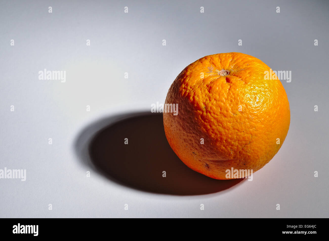 Frutta di arancia essendo accesa su un fondo trasparente Foto Stock