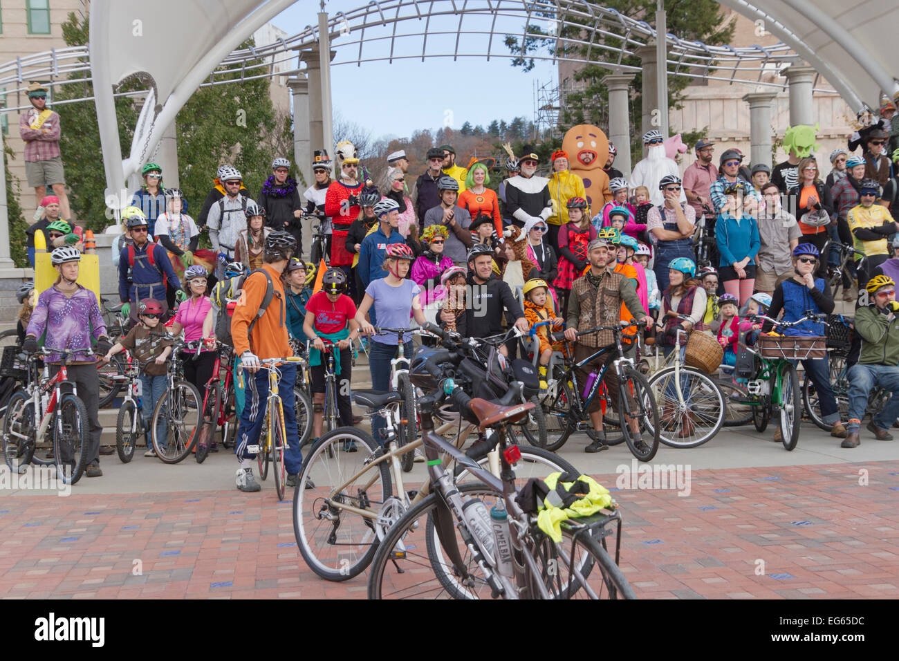 I ciclisti vestiti in costumi di Halloween pronti a guidare le loro biciclette in zucca annuale Pedaler evento Foto Stock