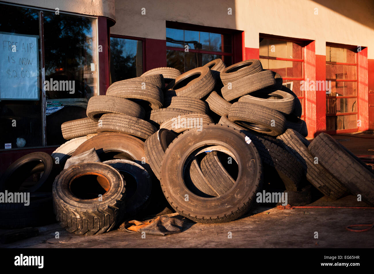 Un mucchio di pneumatici usati al tramonto, Hughes fratelli pneumatico e Auto, Wilmington, NC Foto Stock