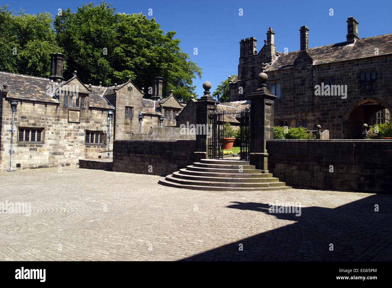 Hoghton Tower, risalente al 1109 e riedificata 1565, contro un cielo privo di nuvole / Hoghton / vicino a Preston / Lancashire / Regno Unito Foto Stock