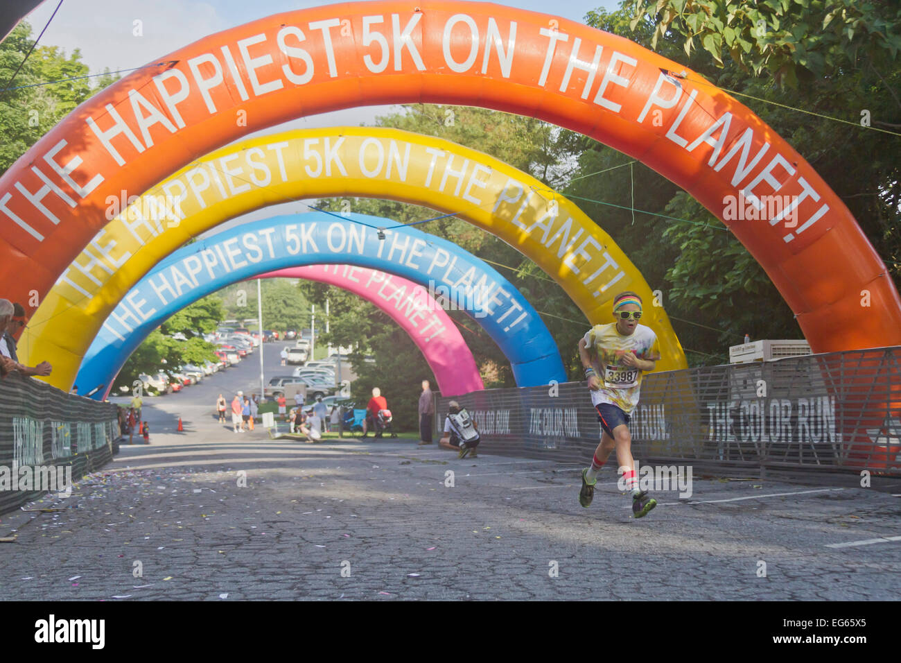 Asheville, North Carolina, Stati Uniti d'America - 26 luglio 2014: un giovane maschio runner coperto di colorante colorato si avvicina al traguardo Foto Stock