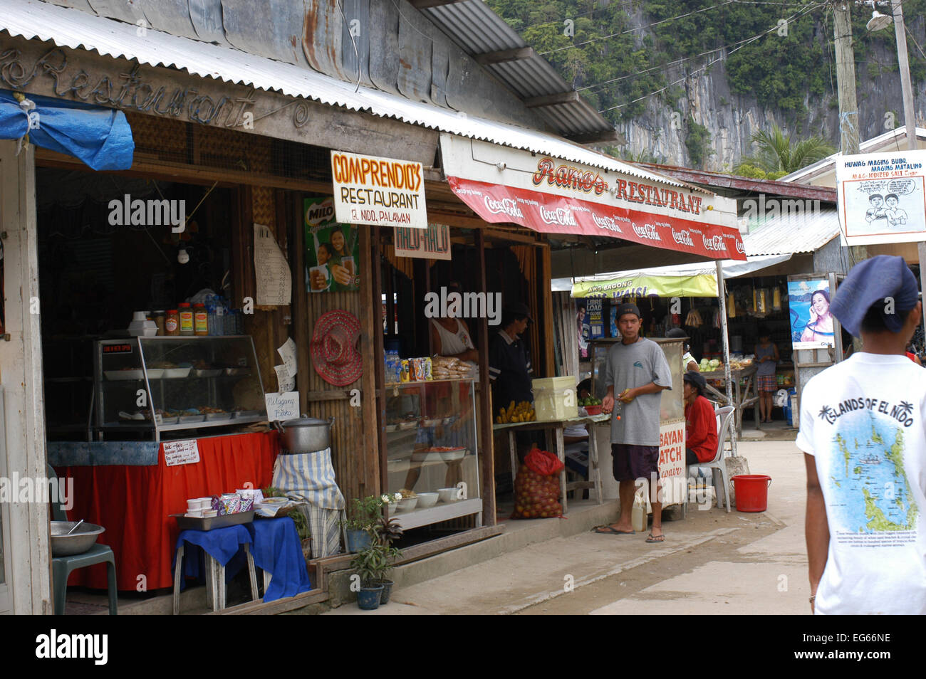 Bar e ristoranti. Le strade del villaggio di El Nido. Filippine. El Nido (ufficialmente il comune di El Nido) è una prima classe Foto Stock