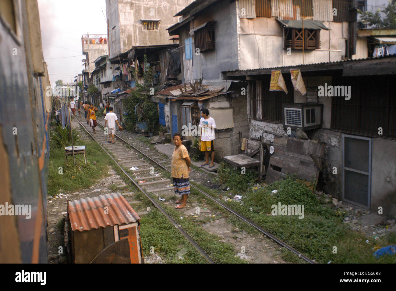 Le persone che vivono lungo la linea ferroviaria. Maninal stazione ferroviaria. Baraccopoli abitazioni di Blumentritt Manila. Binario e squatter Blumentritt a Manila. Foto Stock