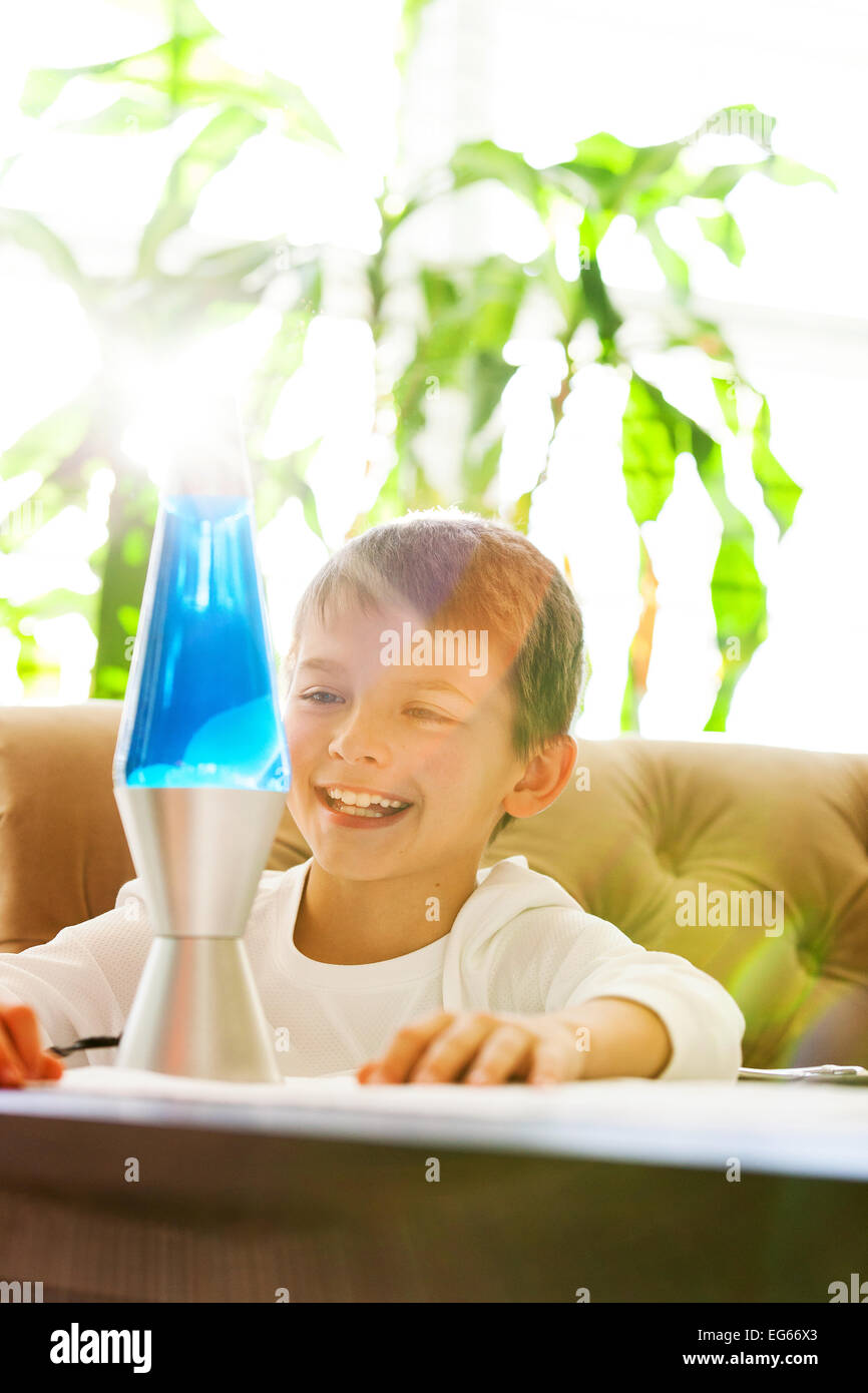 Ragazzo con lava lamp Foto Stock