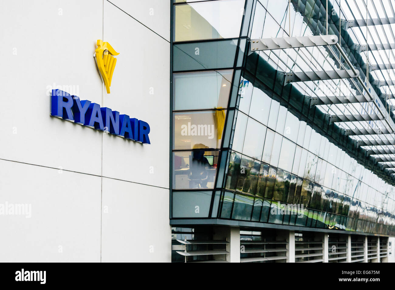 Ryanair Corporate Headquarters Airside Business Park, spade, Dublino Foto  stock - Alamy