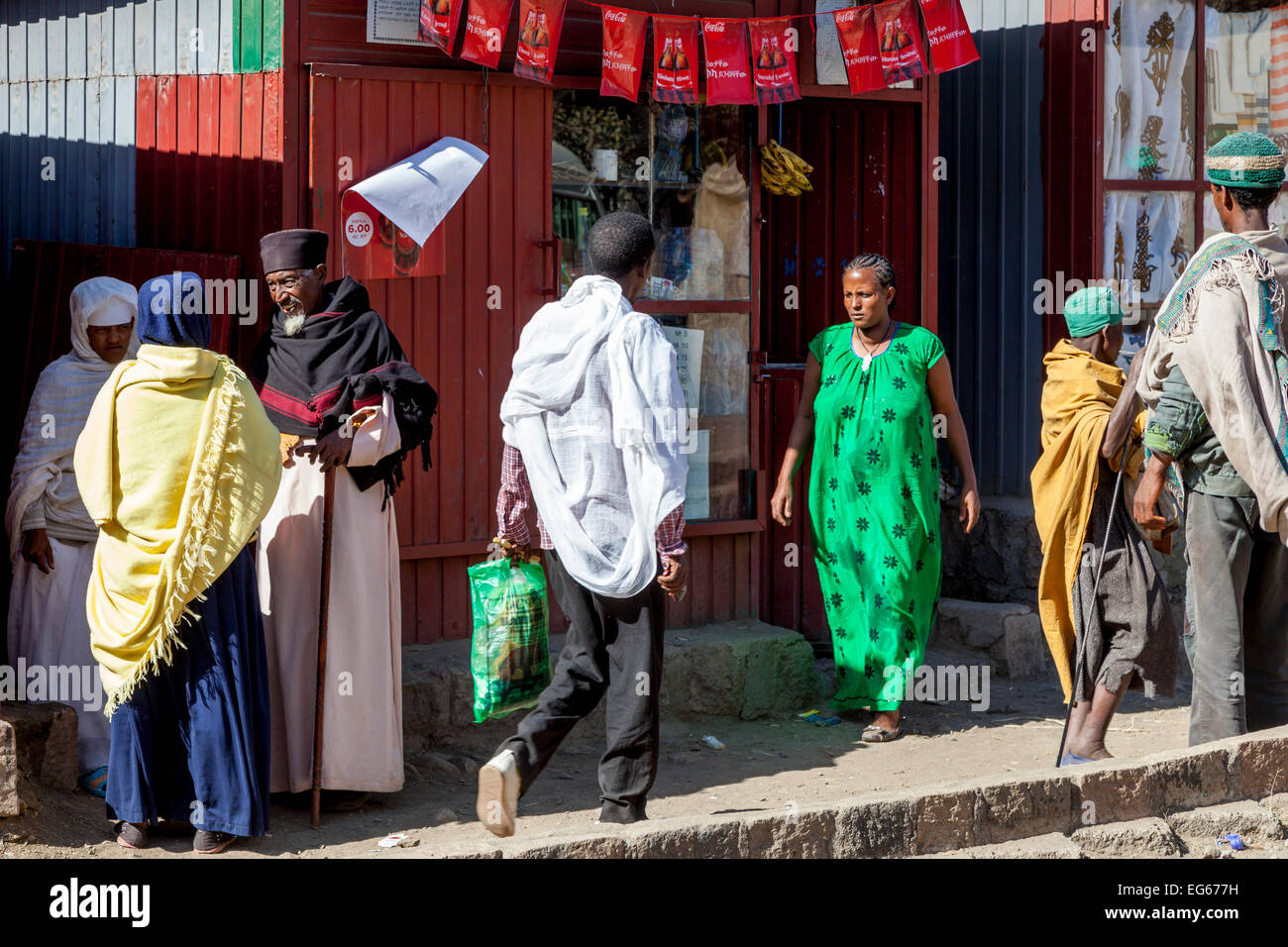 Un gruppo di persone che vivono al di fuori di un mini supermercato, Lalibela, Etiopia Foto Stock